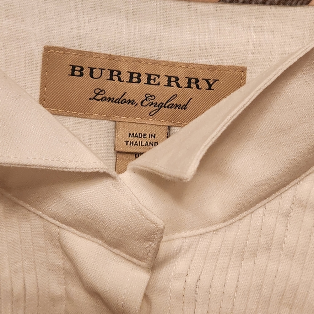 💥💃💰🎉HOST PICK🎉Burberry NWOT's white ladies size 4, 55% linen, 45% cotton,⭐